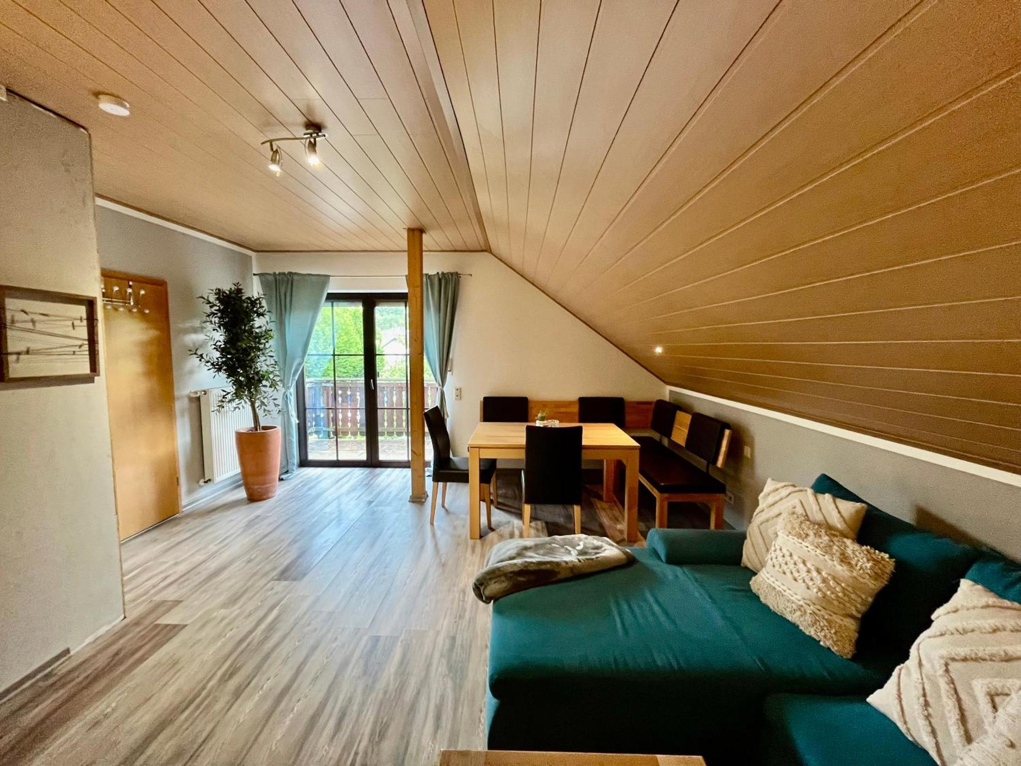 Balkon Zimmer - Apartment Gonnersdorf  Luaran gambar