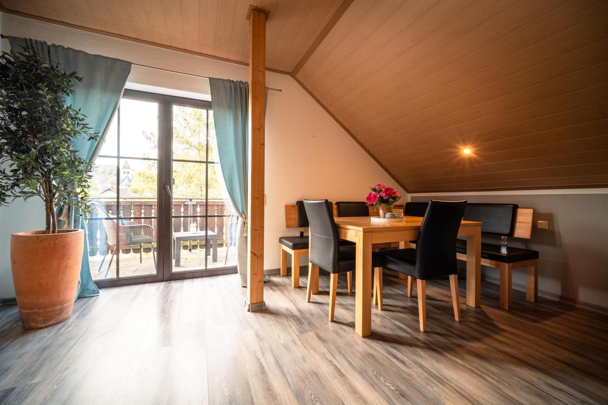 Balkon Zimmer - Apartment Gonnersdorf  Luaran gambar