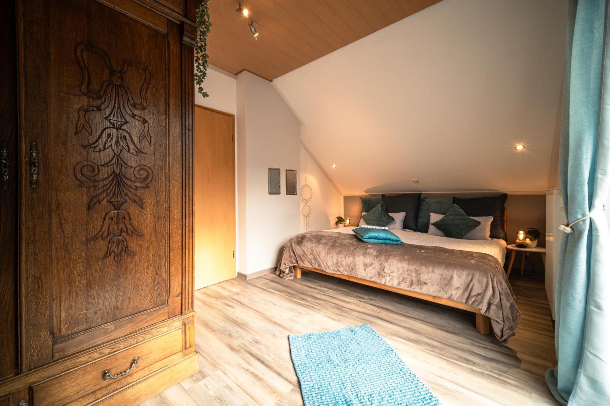 Balkon Zimmer - Apartment Gonnersdorf  Luaran gambar